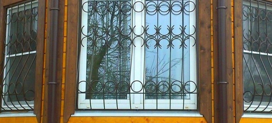 Решетки на окнах.